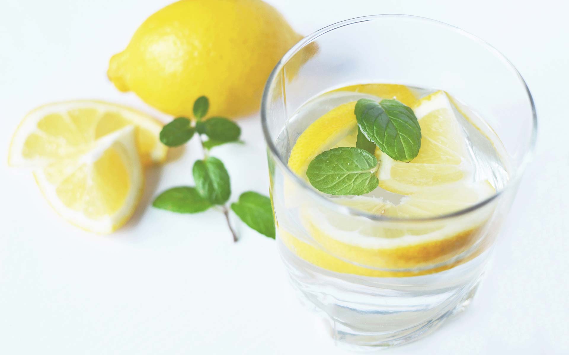 Delo blogpost – come combattere il caldo – bicchiere acqua e limone Delo blogpost - come combattere il caldo - bicchiere acqua e limone