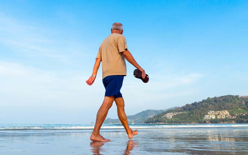 Delo blogpost – come combattere il caldo – nonno passeggia in spiaggia Delo blogpost - come combattere il caldo - nonno passeggia in spiaggia