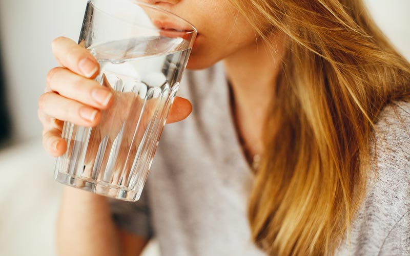 delo blogpost bere acqua rubinetto – ragazza che beve delo blogpost bere acqua rubinetto - ragazza che beve