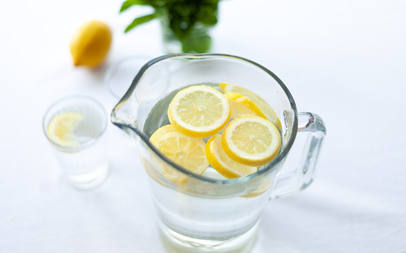 Delo blogpost - miscelatori cucina 3 vie - caraffa acqua e limone