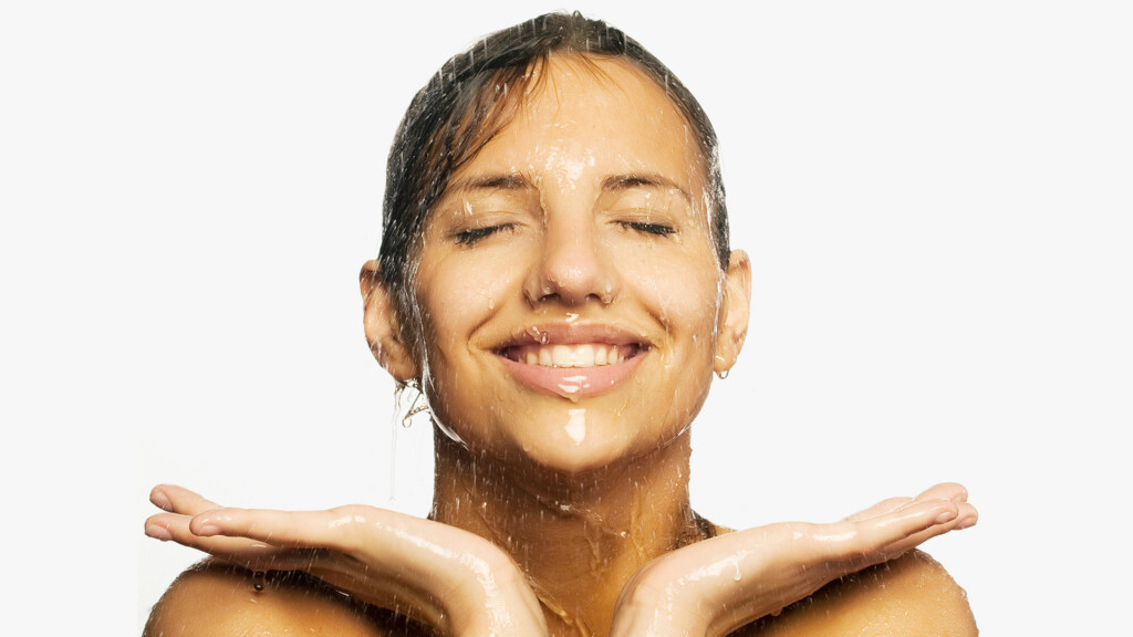 Delo - come combattere il caldo estivo e afa - ragazza in doccia