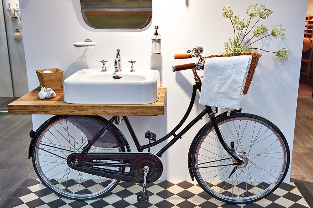 bagno con bicicletta - rubinetto a manopole - Delo Magazine