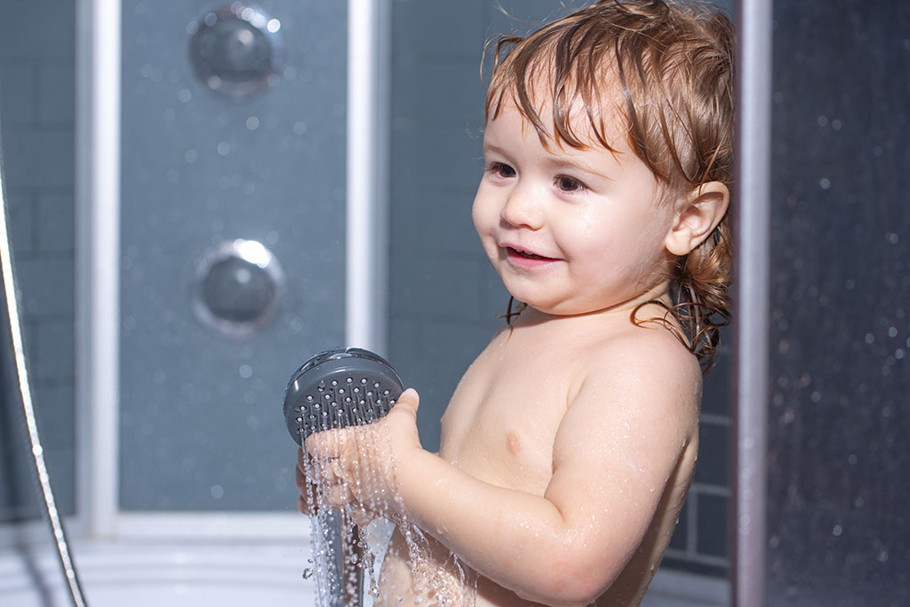 delo blogpost miscelatori termostatici vantaggi e guida - bimbo in doccia