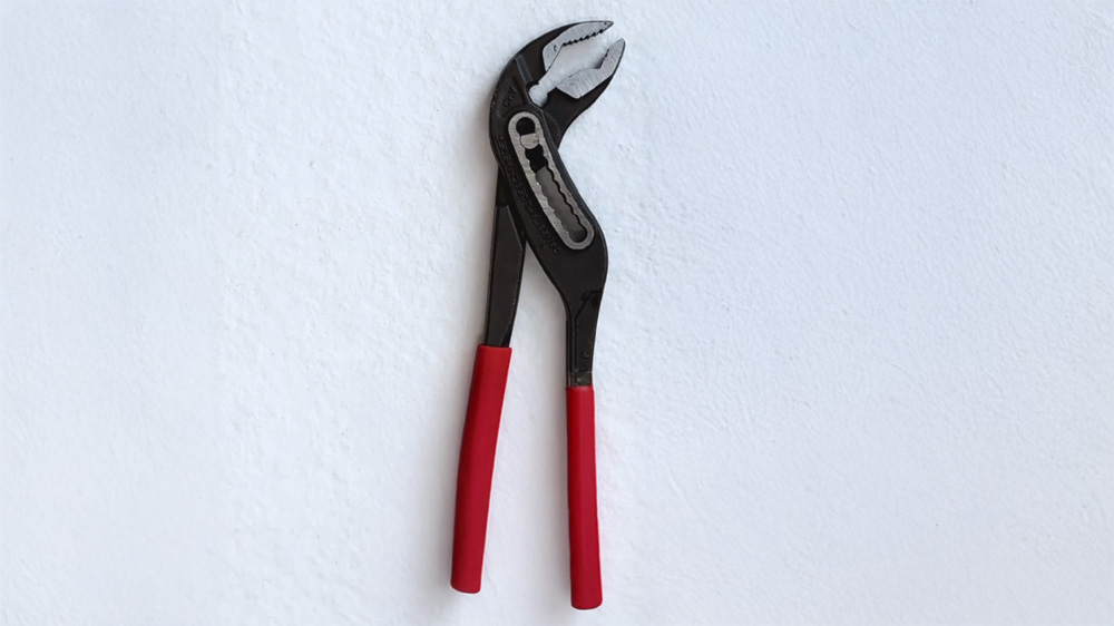 rubinetto che schizza controlla aeratore - pinza a pappagallo